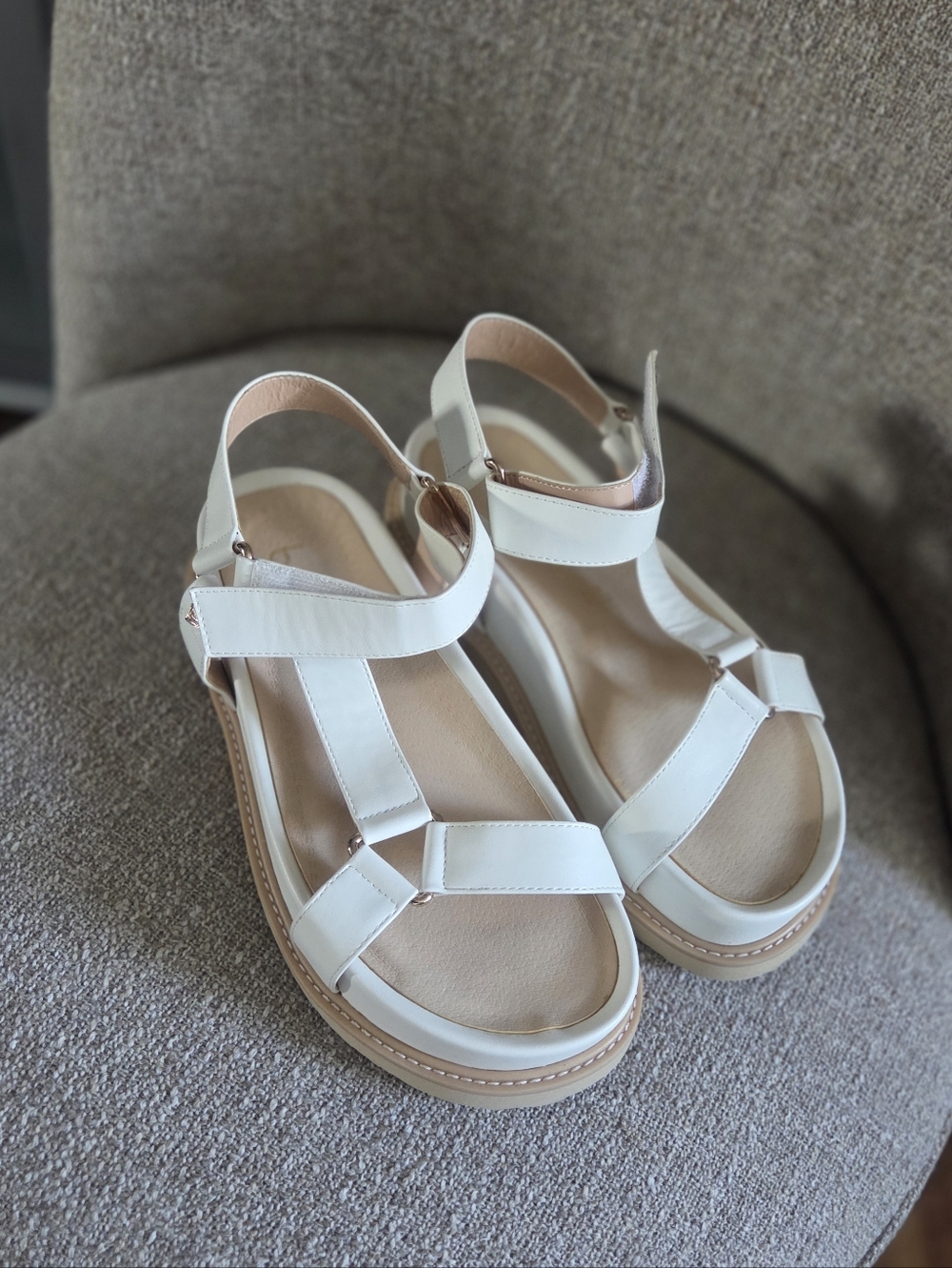 NWOB BRACCIALINI Women's White flatform Sandals - Classic Strappy Comfort 8